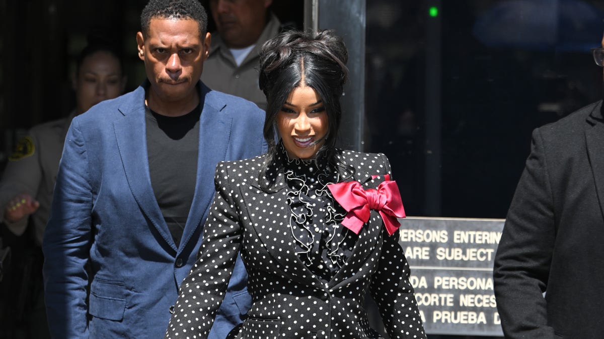 Cardi B Beats Security Guard’s Bid For New Trial Over Pen-Tossing Claim Cardi B Beats Security Guard’s Bid For New Trial Over Pen-Tossing Claim