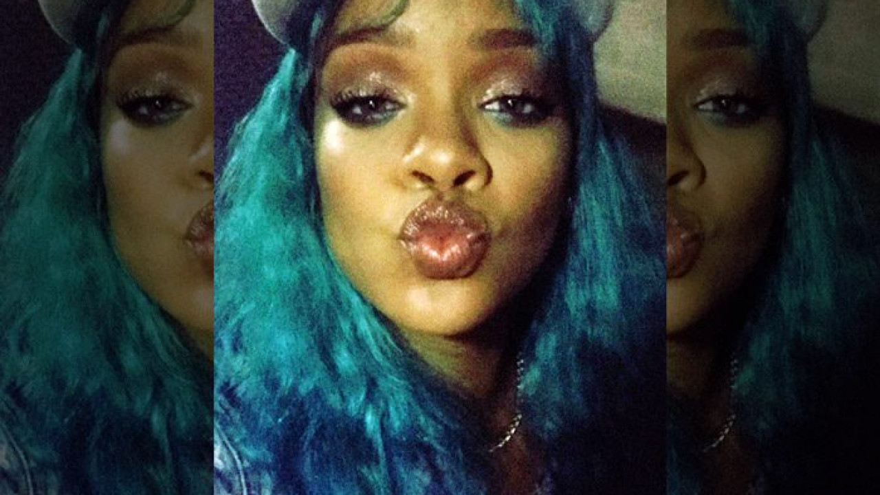Rihanna Debuts New Blue Hair Color - wide 1