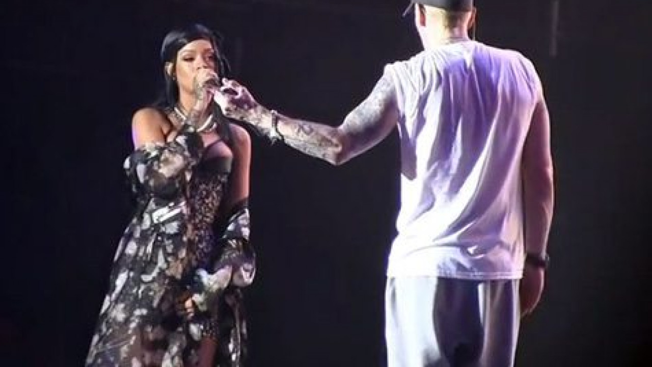 Eminem and Rihanna Perform 'Stan' at Lollapalooza